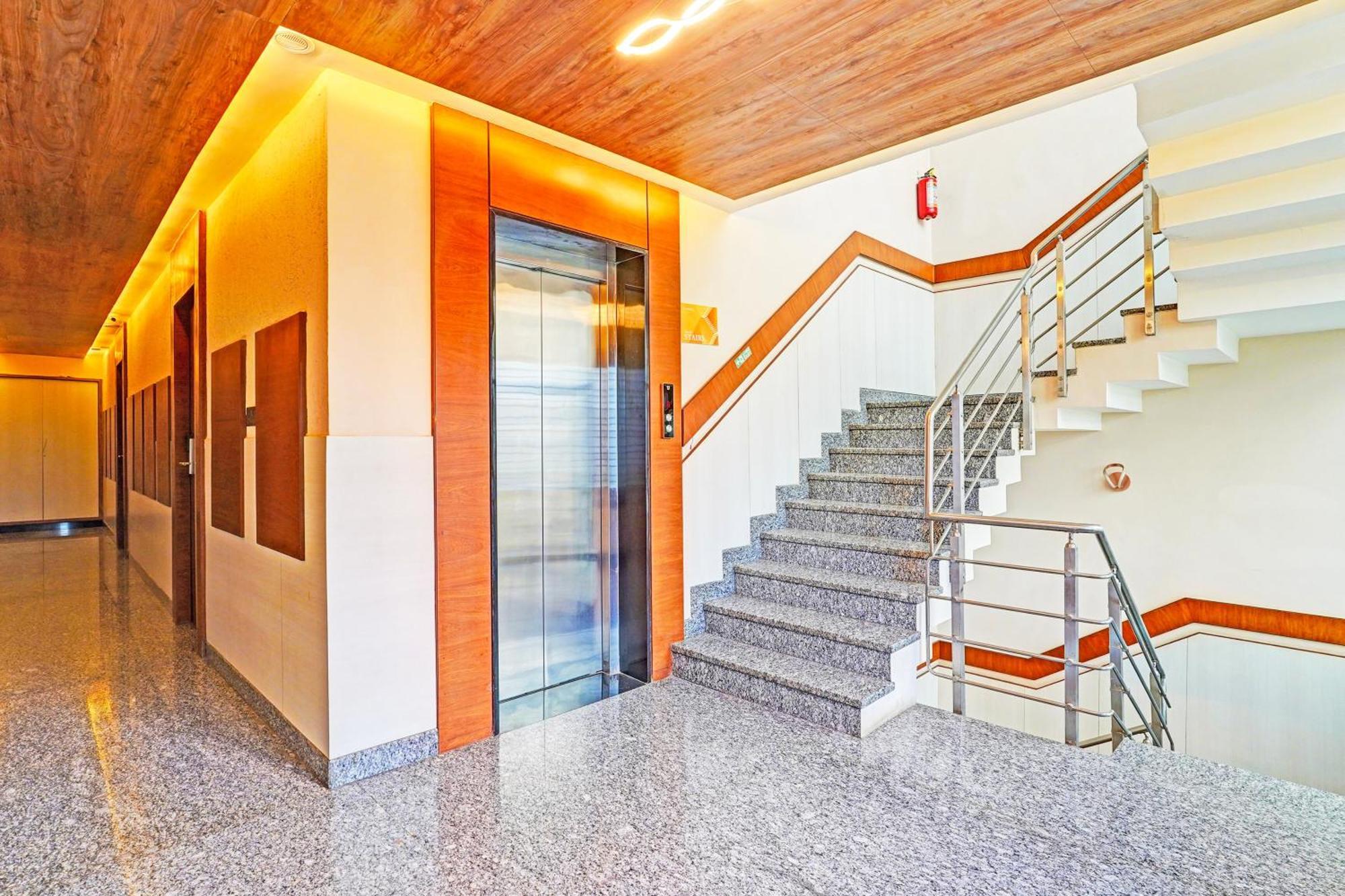 Super Townhouse Indiranagar Hotel Бангалор Екстериор снимка
